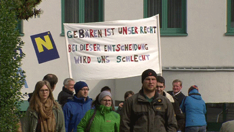 Demonstration in Waidhofen, Menschen mit Plakat