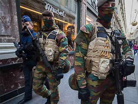 Soldaten und Polizisten nach Terrorwarnung in der Brüsseler Innenstadt