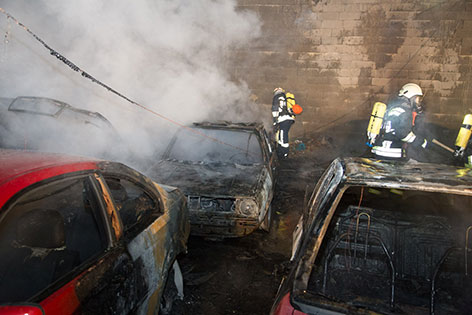 Brenneden Autos werden gelöscht