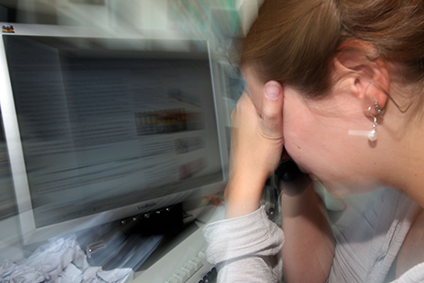 depressive Frau vor Computer-Bildschirm Sujet Burnout