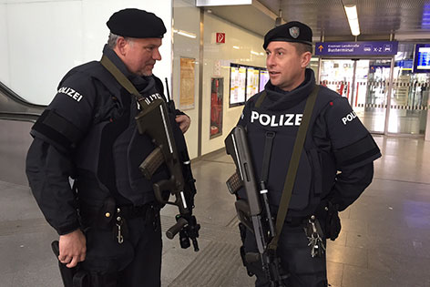 Polizei Kontrollen Sicherheit Bahnhof St. Pölten