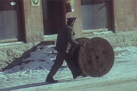 Mann rollt eine Kupferrolle im Schnee (Archiv)
