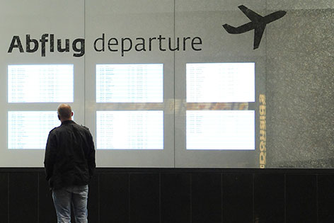 Themenbild Flughafen Abflüge Anzeigentafel
