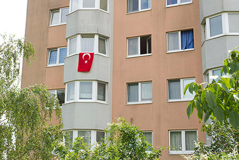 Türkische Fahne auf einem Wohnhaus