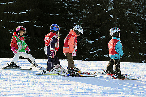 Skifahrer auf Piste Kinder