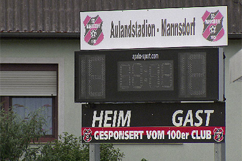 Anzeigetafel im Fußballstadion von Mannsdorf