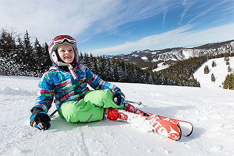 Kind mit Skiern auf dem Annaberg