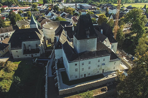 Schloss Pöggstall außen mit Drohne