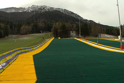 Skifahren auf Kunststoffmatte in Puchberg