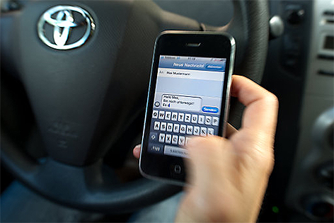 Autofahrer mit Mobiltelefon