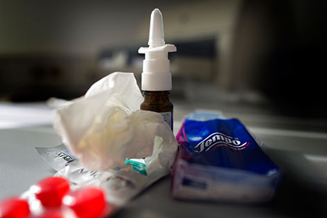 Grippe Schnupfen Taschentuch Nasenspray