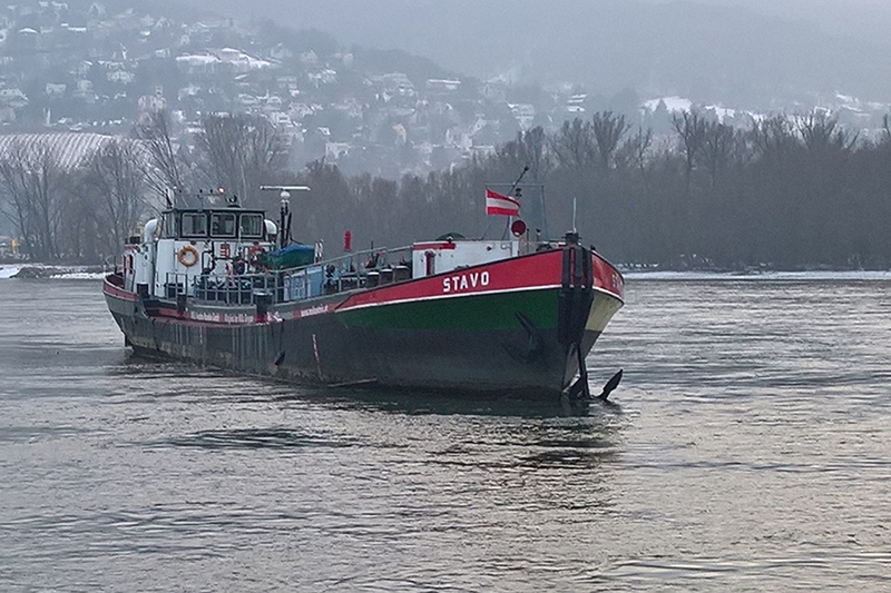 Schiff auf Donau gestrandet
