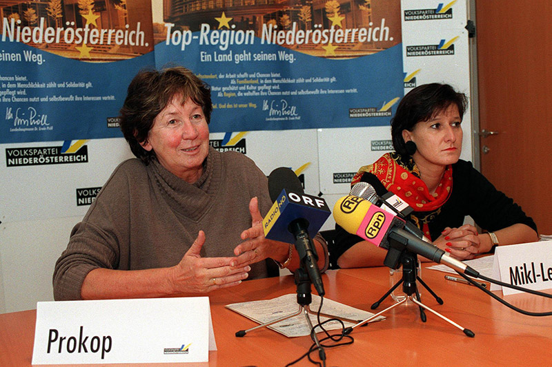 Pressekonferenz mit der damaligen LH Stv. Liese Prokop und Landesgeschäftsführerin Johanna Mikl-Leitner im Jahr 1998