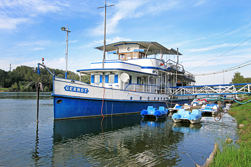 Standschiff an der Donau bei Greifenstein