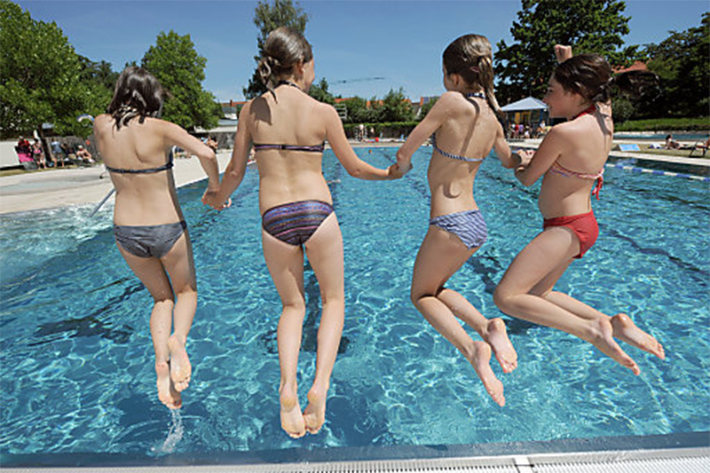 Freibad Schwimmen Jugendliche Kinder