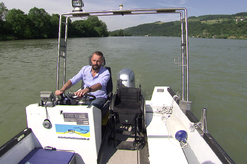 Markus Wallner lenkt Motorboot über die Donau