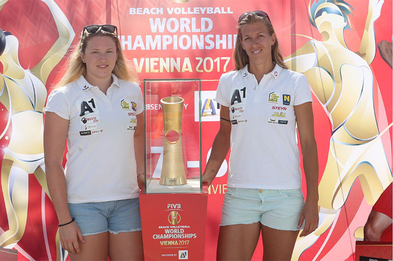 Stefanie Schwaiger und Partnerin Katharina Schützenhöfer vor dem WM-Pokal