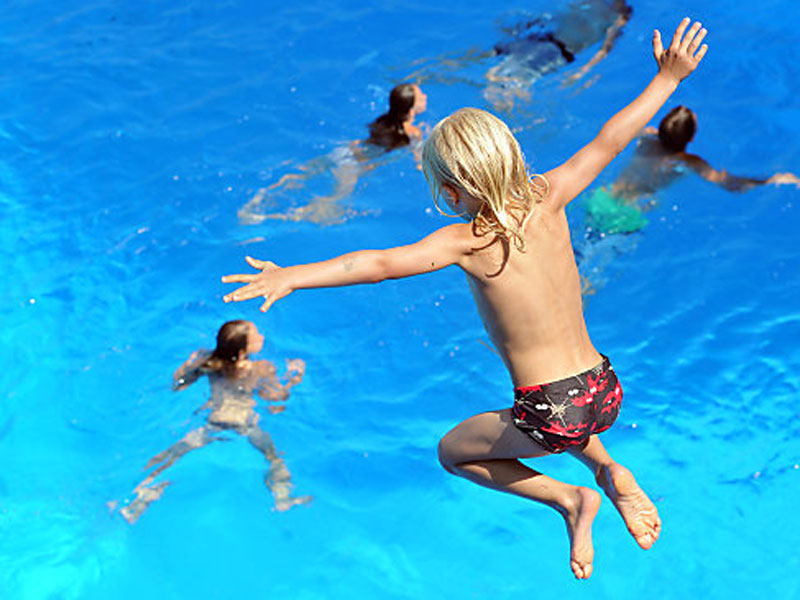 Schwimmbecken Kind Wasser Hitze Sommer