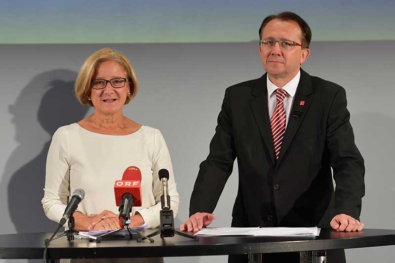 Landeshauptfrau Johanna Mikl-Leitner und Bürgermeister Matthias Stadler bei der Pressekonferenz im Landestheater in St. Pölten