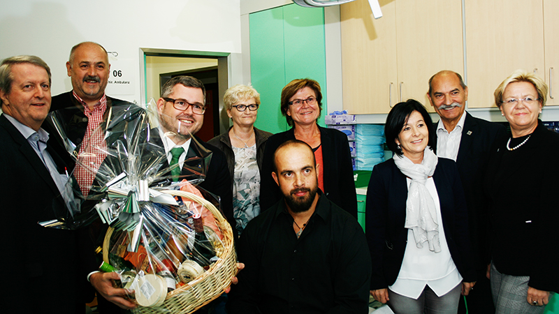 NÖGUS-Vorsitzender Landesrat DI Ludwig Schleritzko überreicht ein Geschenk an den 4.000sten ambulanten im Landesklinikum Gmünd, Herrn Zdenek Tomas.