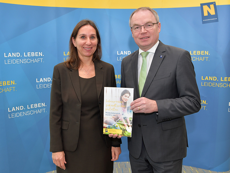 LH-Stellvertreter Stephan Pernkopf und Therese Christine Brandl, Projektleiterin der Broschüre „Lebensräume zukunftssicher gestalten. Niederösterreich macht’s vor“.