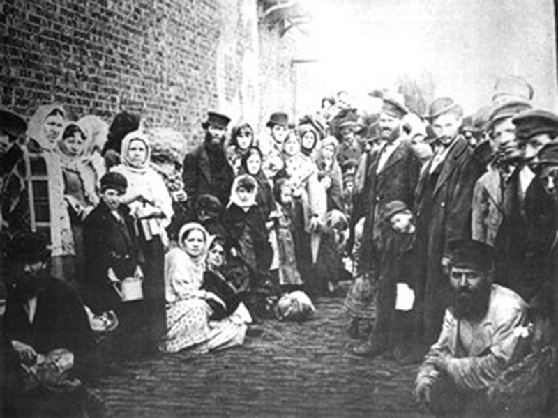 Flüchtlinge 1882 nach ihrer Ankunft in Liverpool