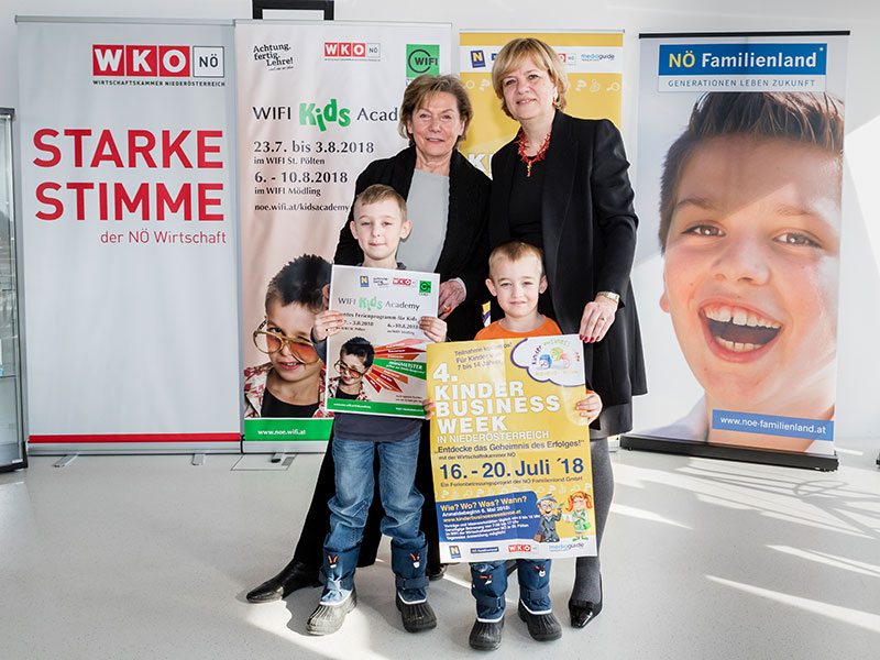 WKNÖ-Präsidentin Sonja Zwazl (l.) und Familienlandesrätin Barbara Schwarz freuen sich mit Michael (l.) und Markus auf die Ferien in Niederösterreich.