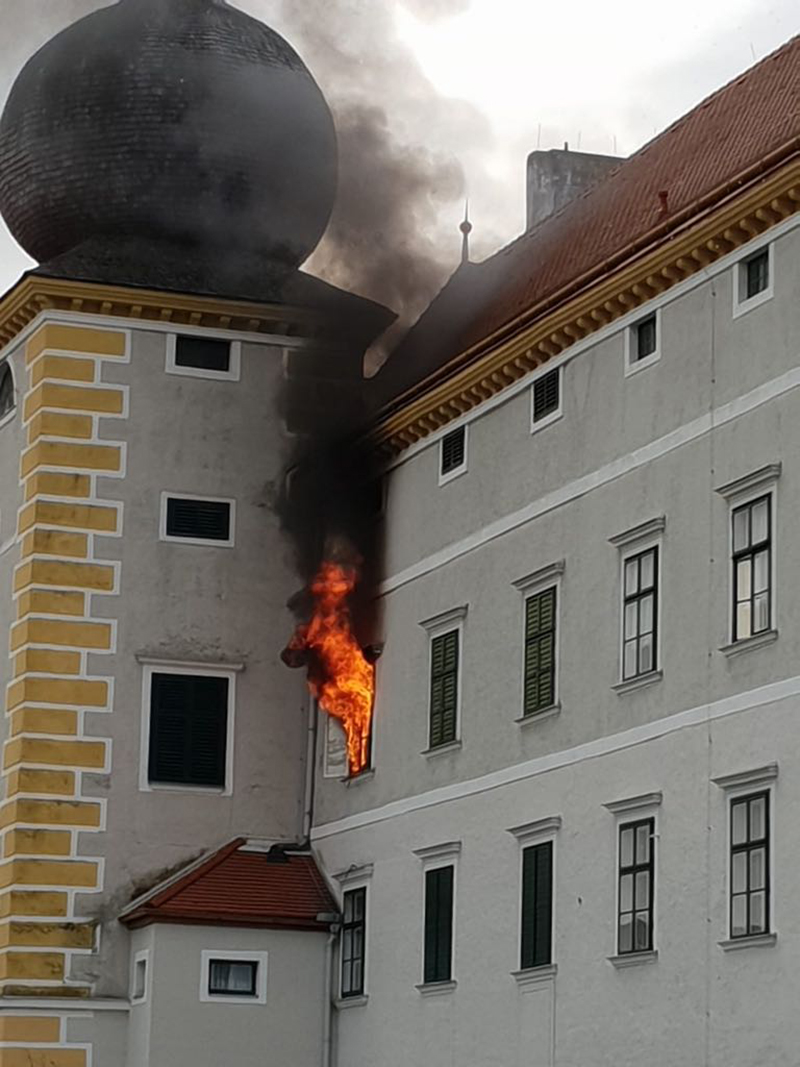 Brand Feuerwehr Kottingbrunn Schloss