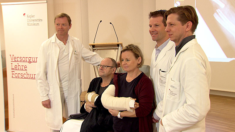 Maria Berger und Engelbert Esletzbichler mit Ärzten der Linzer Uniklinik
