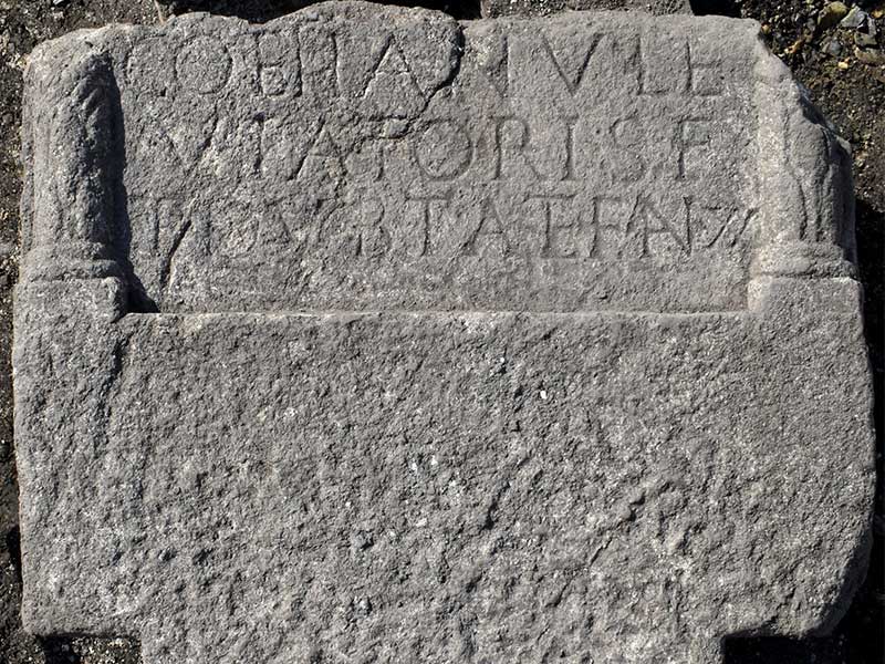 Zwei knapp 500 Kilo schwere römische Grabsteine wurden auf dem Gelände des Karmeliterhofes im Stadtzentrum gefunden