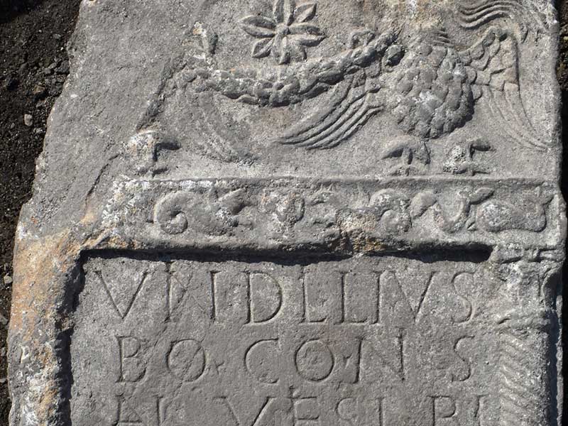 Zwei knapp 500 Kilo schwere römische Grabsteine wurden auf dem Gelände des Karmeliterhofes im Stadtzentrum gefunden