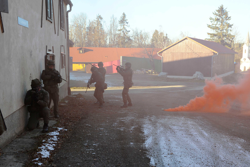 Soldaten üben in der urbanen Trainingsanlage Steinbach am Truppenübungsplatz Allentsteig