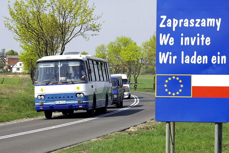 Polen 2004 Autobus und Fahne EU